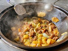 小鸡炖蘑菇-粘豆包柴火铁锅炖