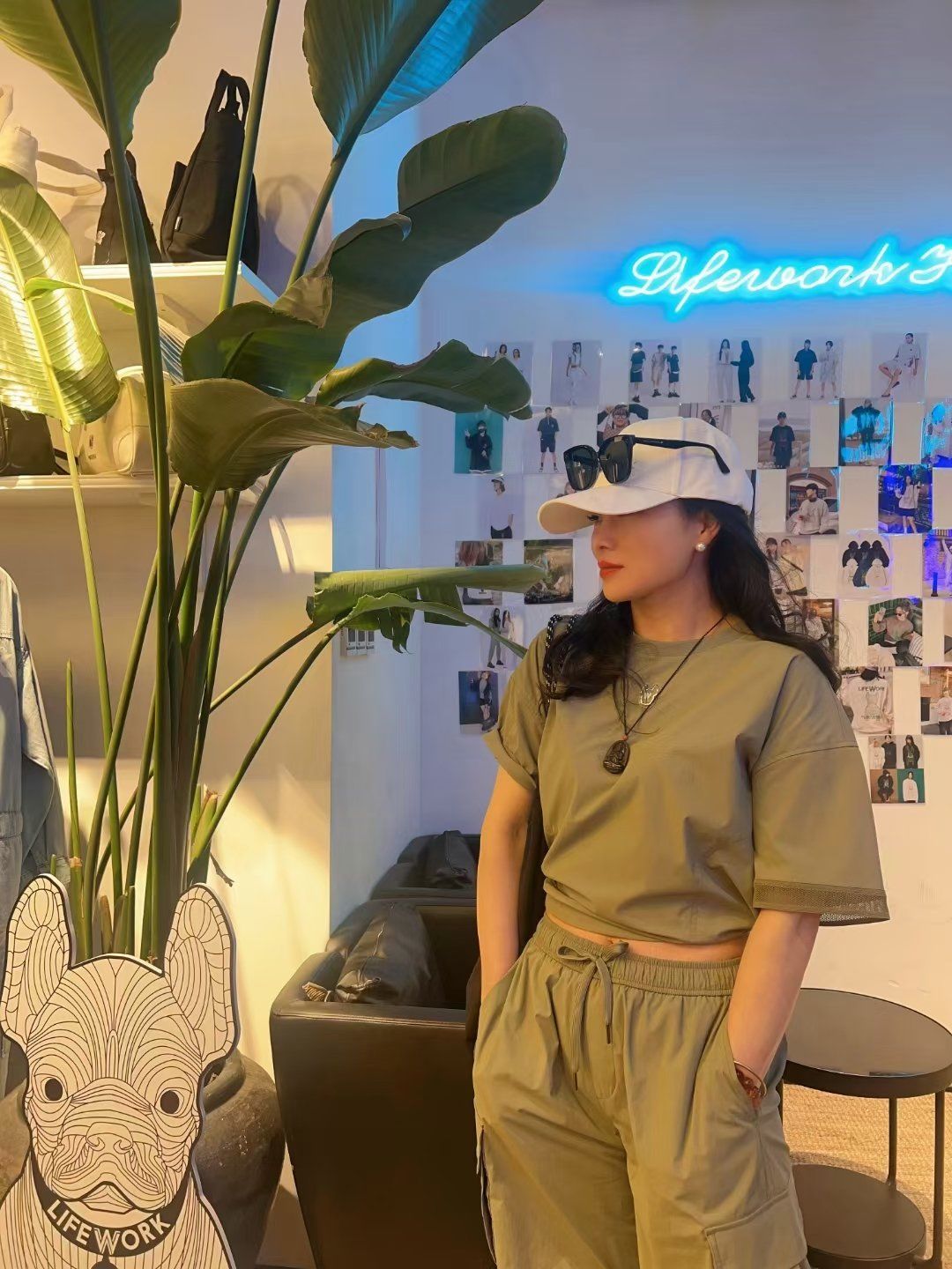 它轻便,透气,速干,
简直是夏天运动的最佳拍档9606