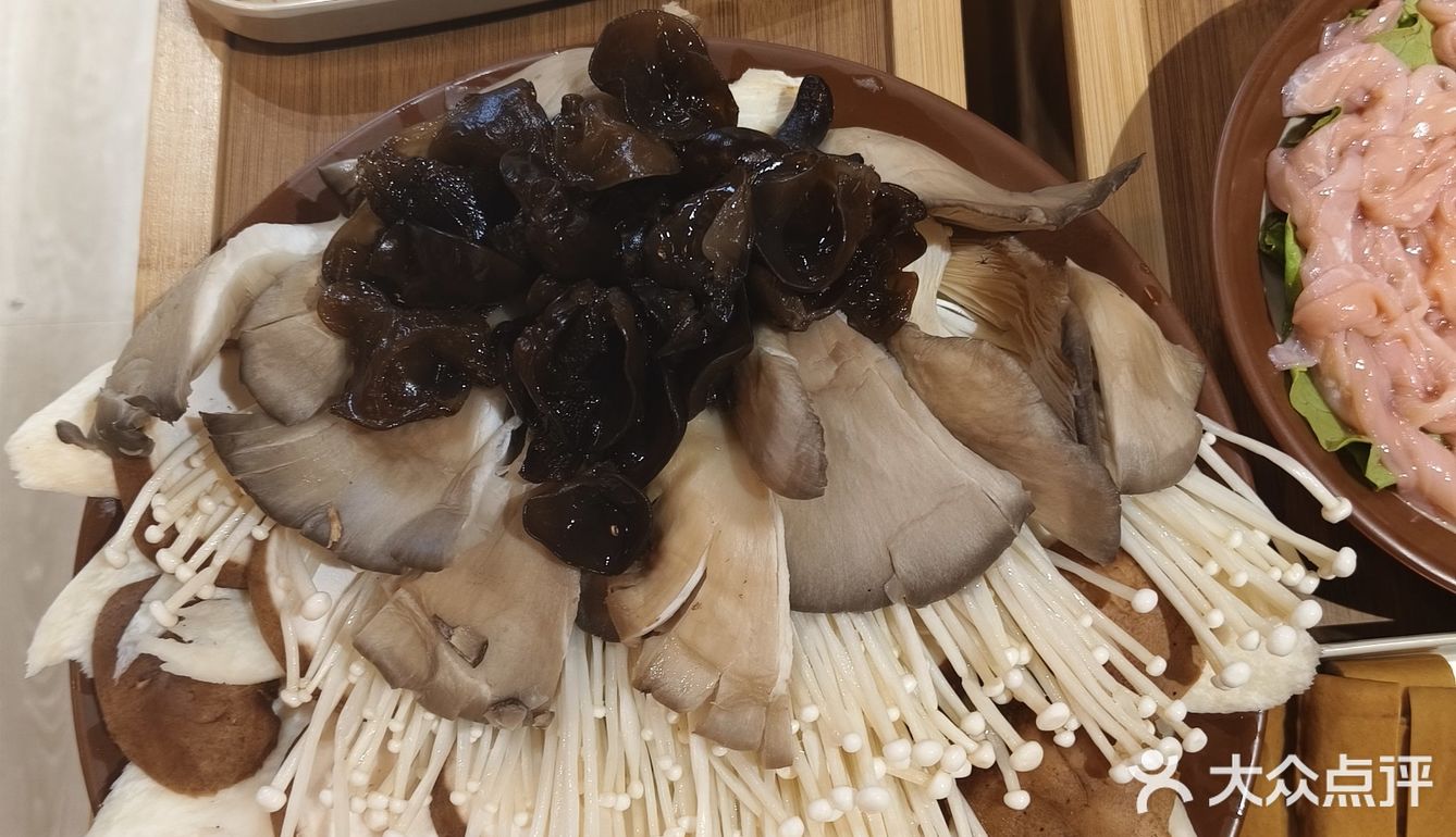 今晚吃撑了，火锅太过瘾