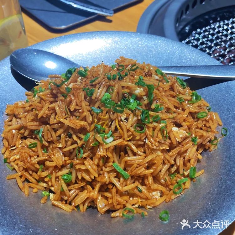 这家烤肉店真解放双手！体会帅哥烤肉的快乐！