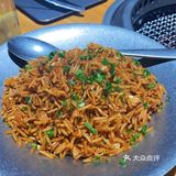这家烤肉店真解放双手！体会帅哥烤肉的快乐！