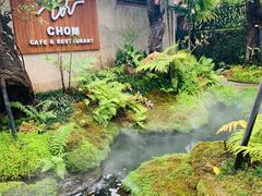 -Chom Cafe and Restaurant