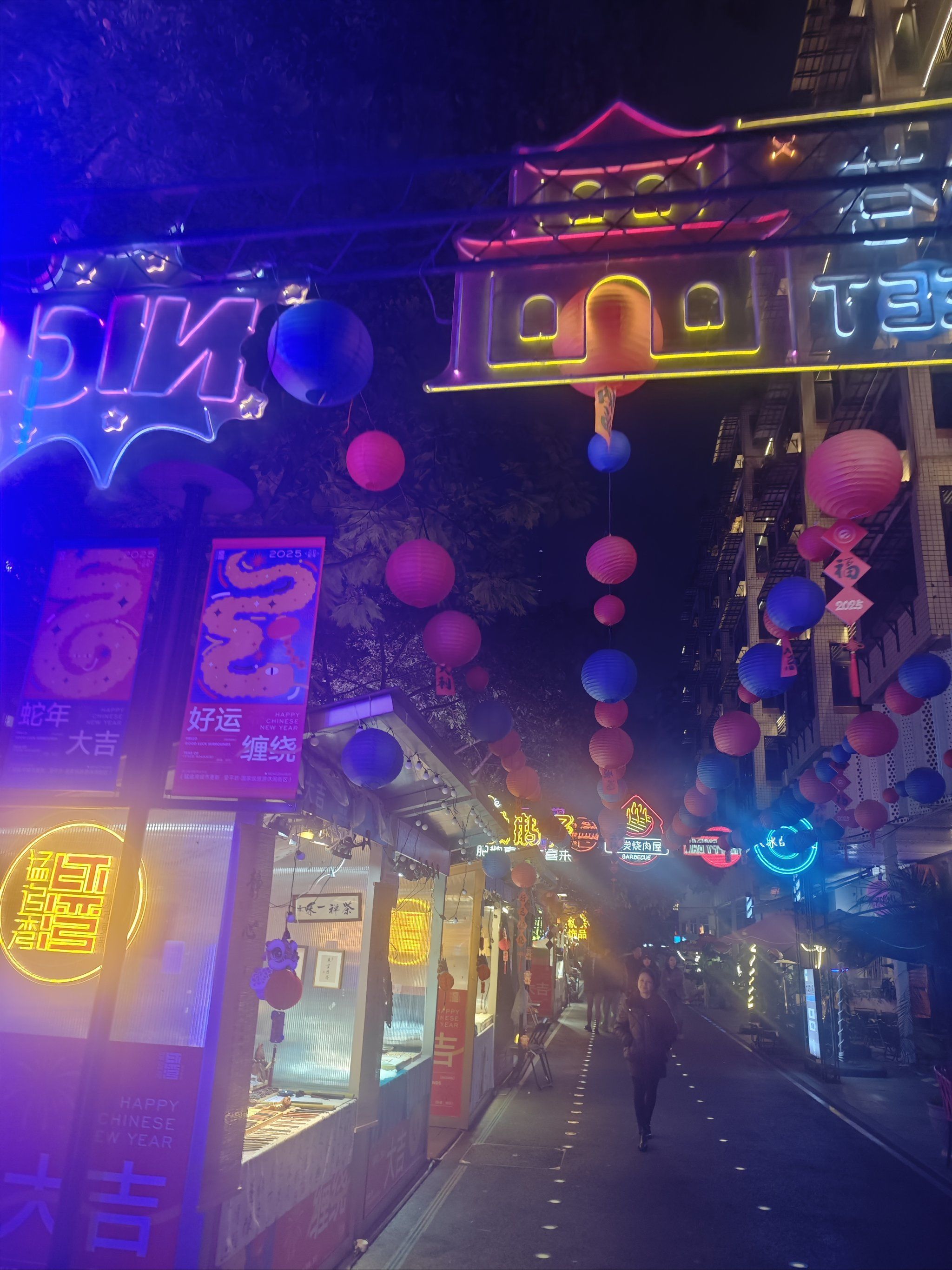 灯光闪烁步行时,不一样的夜市体验,城市夜生活