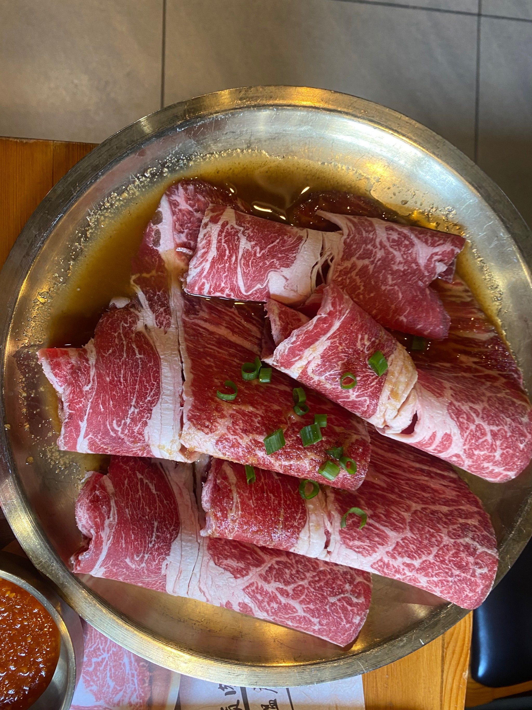这家餐饮店的菜品种类繁多,味道鲜美,食材