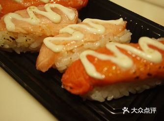 第一次吃这种三文鱼烤过的寿司 还好是熟的三文鱼片在上面