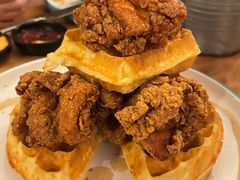 香辣炸鸡配华夫饼-悠航SLOWBOAT(三里屯店)