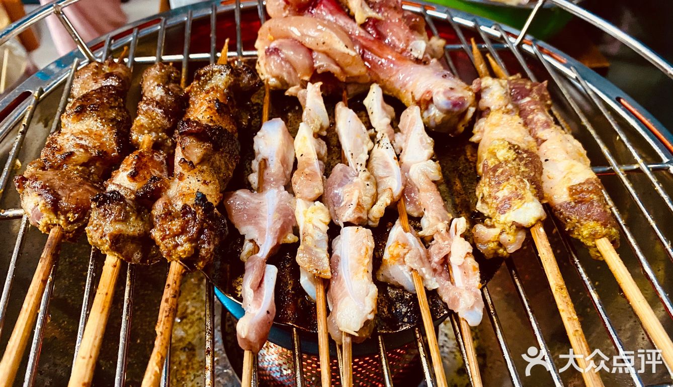 去烧烤店买了点羊肉串，大腰子，羊排，花了300多块钱…