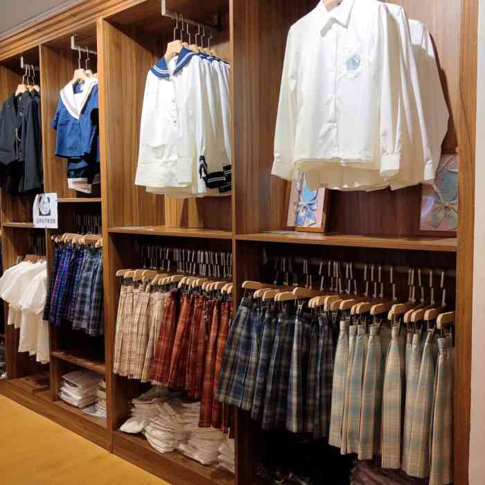 jk店的环境很好啊~ 里面的jk制服很多,各种版型的也都有,还有所要搭配