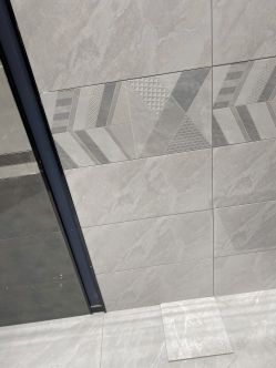 欧朗格他家在瓷砖城这边比较醒目的位置.