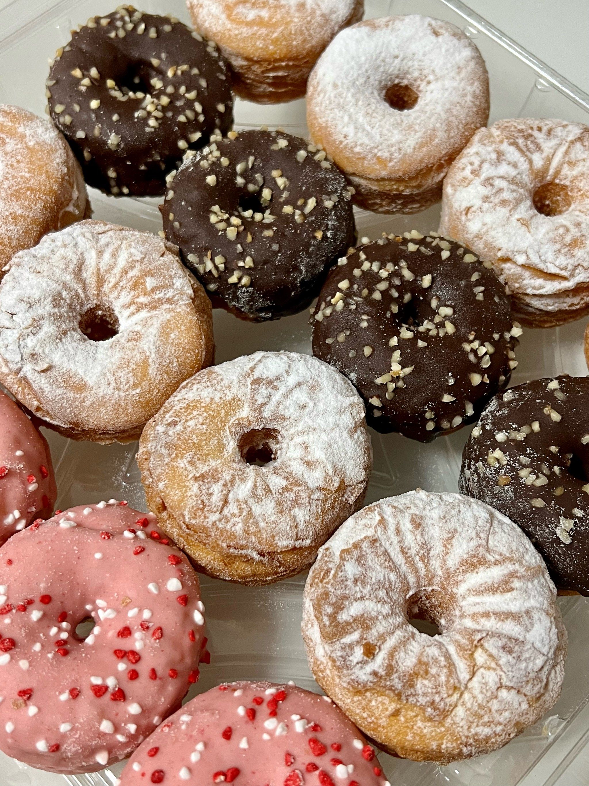 突然想吃甜甜圈🍩
买了山姆的 
好大分量 有原味 巧克力味和
