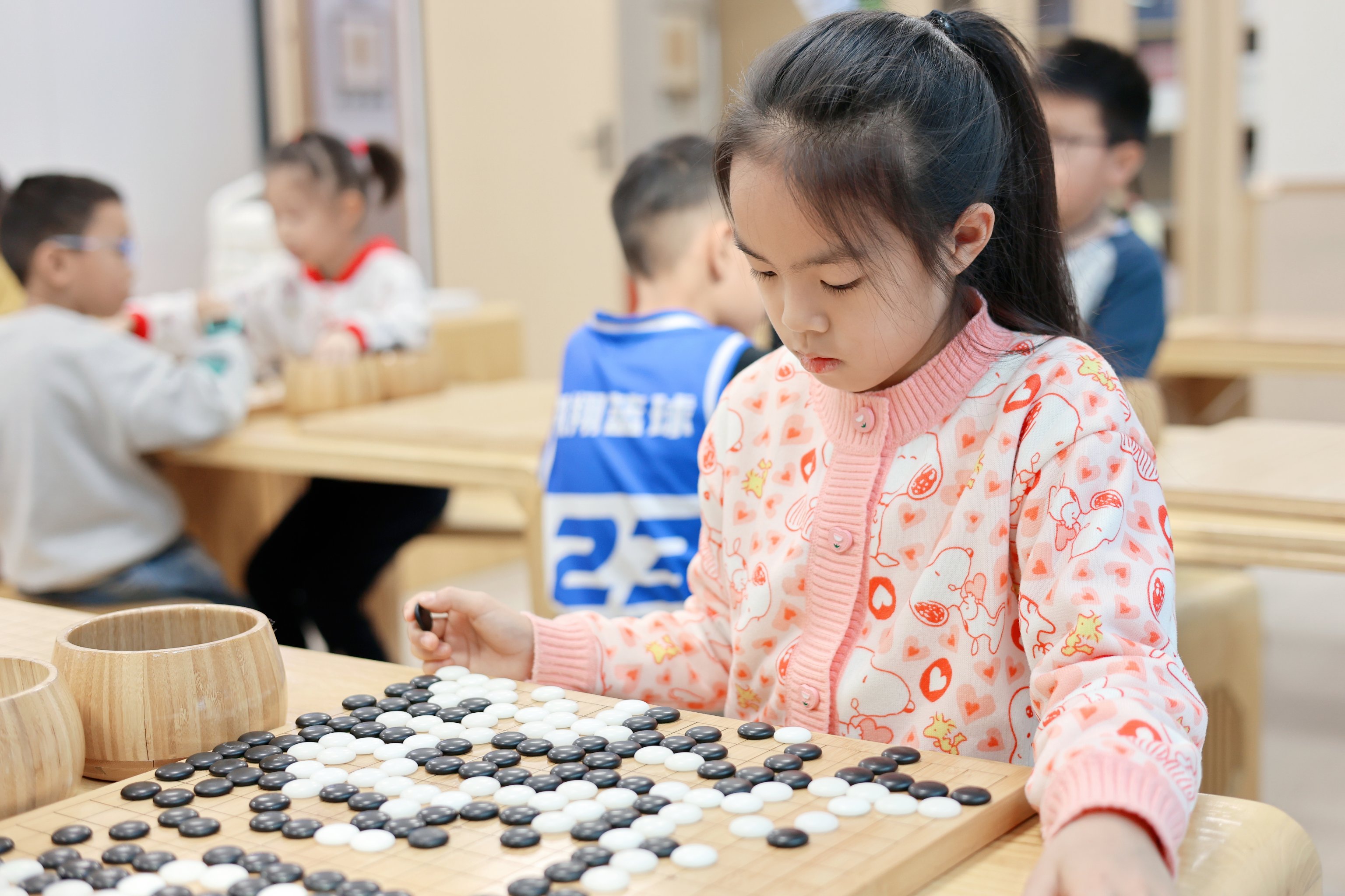 下围棋的女生