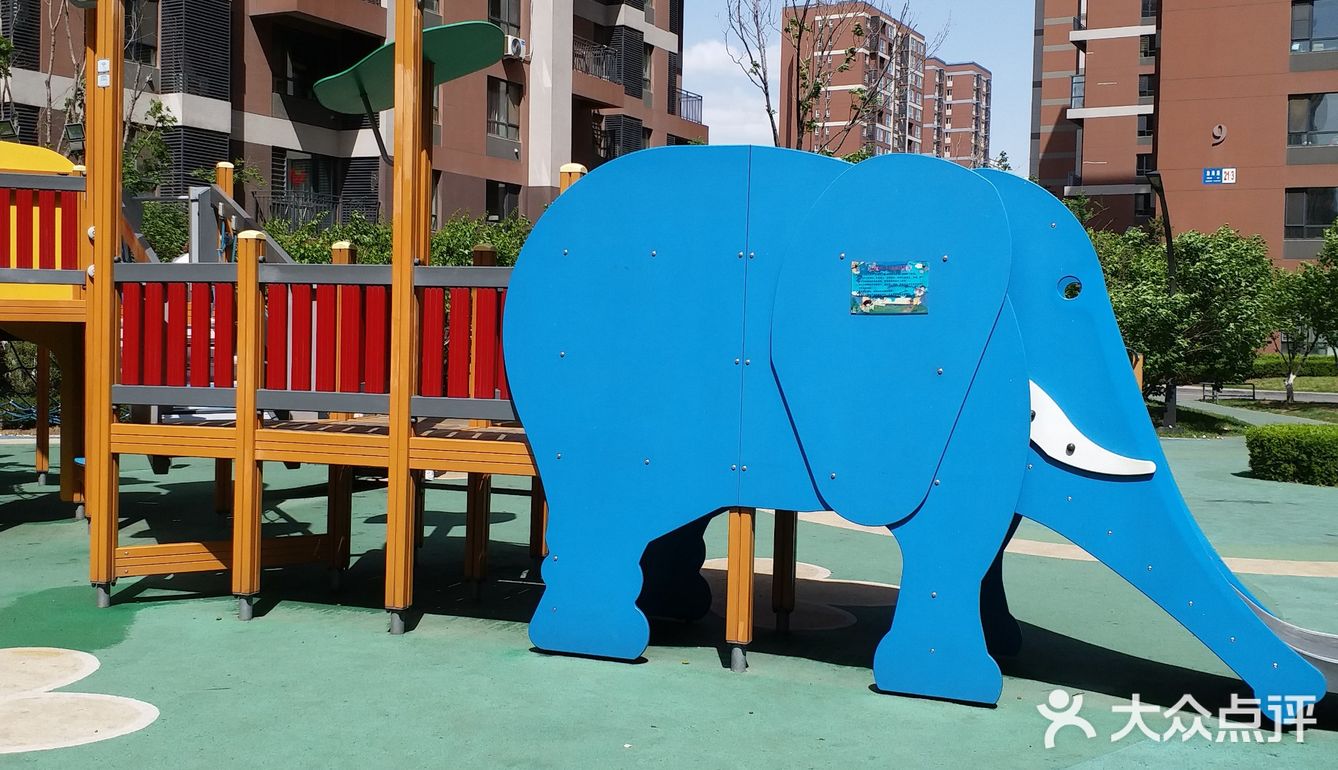 都是家长带着小宝贝来玩儿的,这里有很多的玩具