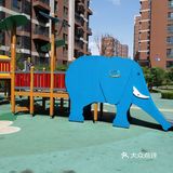 都是家长带着小宝贝来玩儿的,这里有很多的玩具