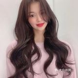 不然容易显暗沉，像这样颜色饱和度高的梅子色