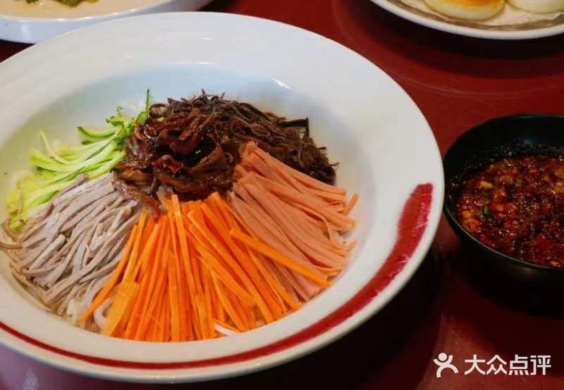 酒店共三层楼，装修很好，那种民国风！云南菜做的非常好吃