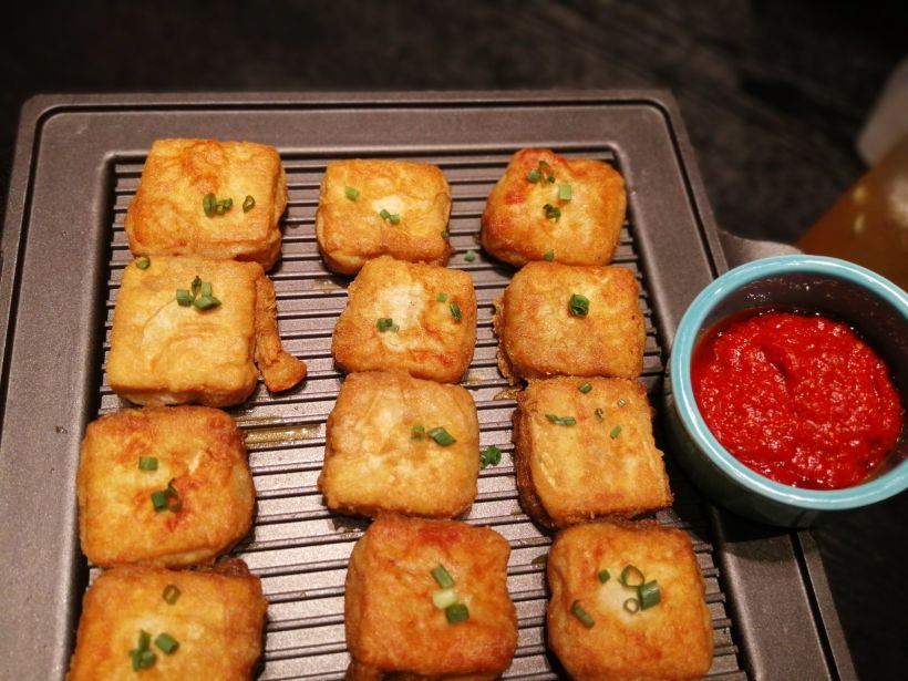 「香煎毛豆腐」粘上辣辣的酱汁,毛豆腐特有的口感,很好吃