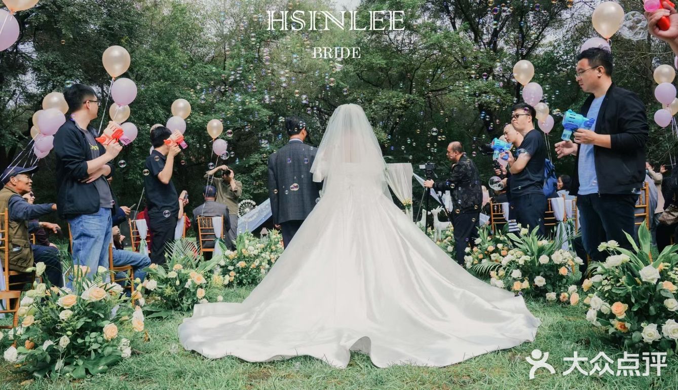 端庄大气的缎面婚纱→女王气场