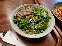 羽衣甘蓝配煎牛柳-VESH COFFEE(定西路店)