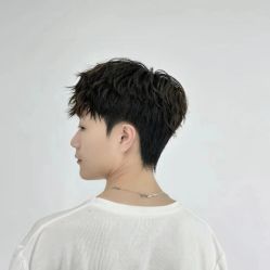 -一家只做男发烫染的店