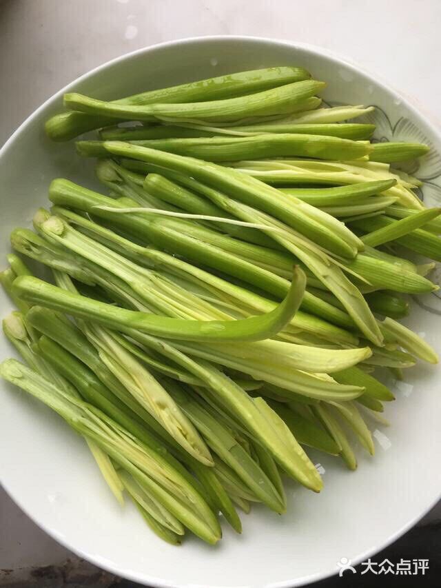 一定焯水后再进行烹饪，下面我就来讲一下是哪3种蔬菜吧！