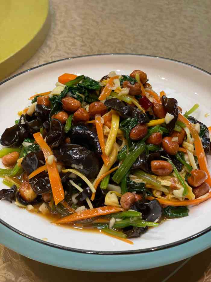 状元菜(滨江道店)-"口味说不上来的差,状元鸡里都是香精的味道.