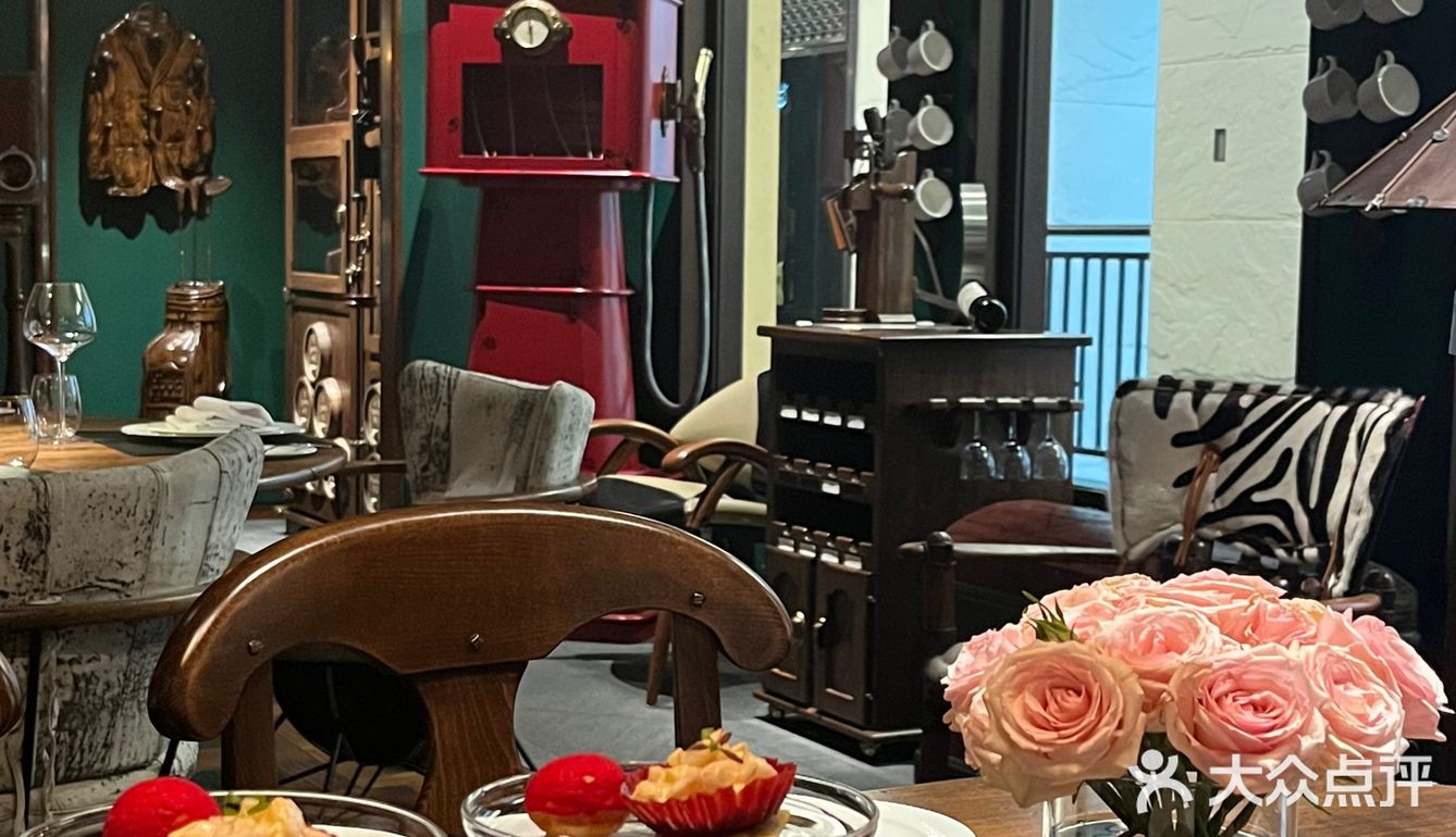  好久没和朋友坐下聊天了‍选了很多家店最后来到了龍·