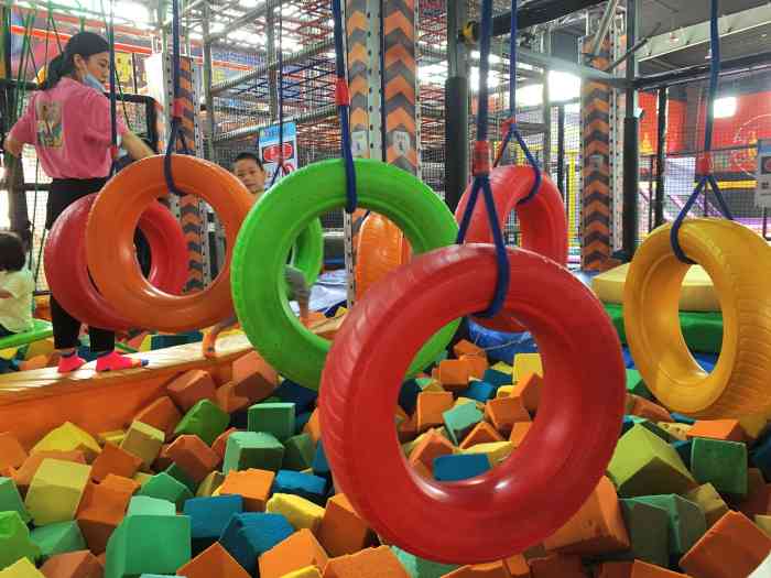 多乐岛蹦床公园(杭州店)-"场地比想象中小,可玩的设施不太丰富,不过.