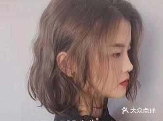 都是黑长发扎起来的，老师建议我剪短染个颜色再剪个刘海