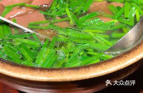 Duck Blood Soup with Flat Vegetable (in Bowl)