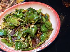 辣椒炒肉-鱼窝棚柴火铁锅炖(富山屯店)