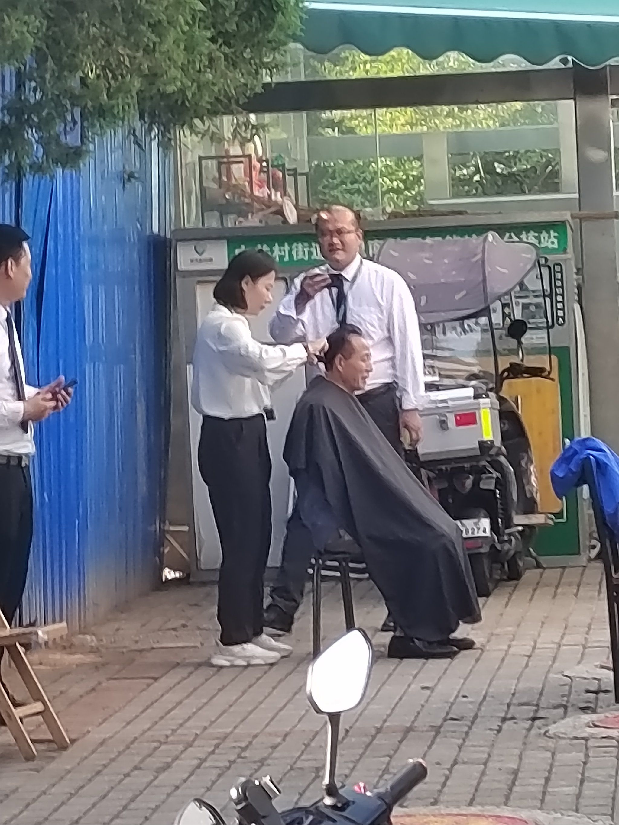 双榆树公园边的理发小摊