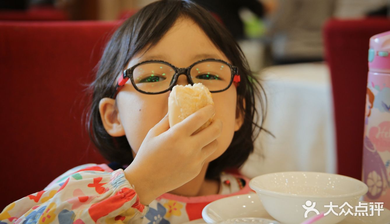 一百元五个人的中式咖啡，有山有水有金鱼