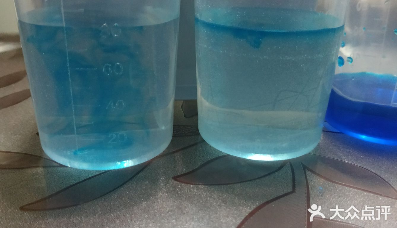 一杯清水一杯盐水一杯色素水一个滴管实验步骤