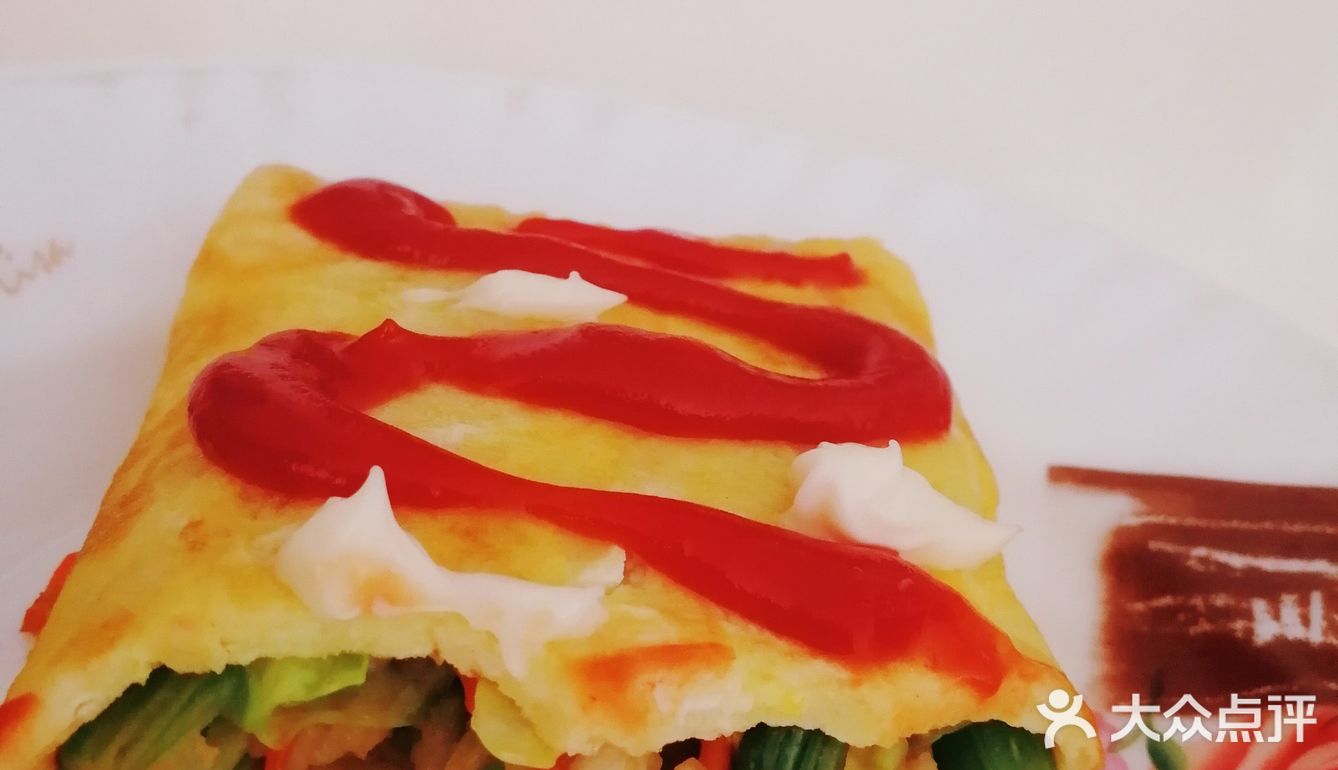 蒜。步骤1：把胡萝卜擦丝，圆白菜切碎，芹菜切丁