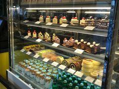 面包甜点陈列柜-TIMO COFFEE 阿拉校园面包