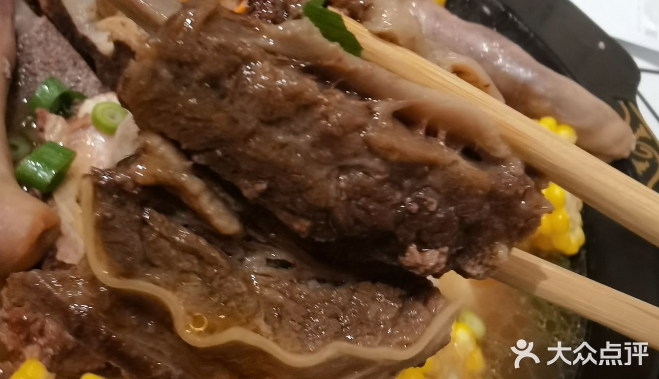 在东岭南街，临近刘老根大舞台的牛大骨！