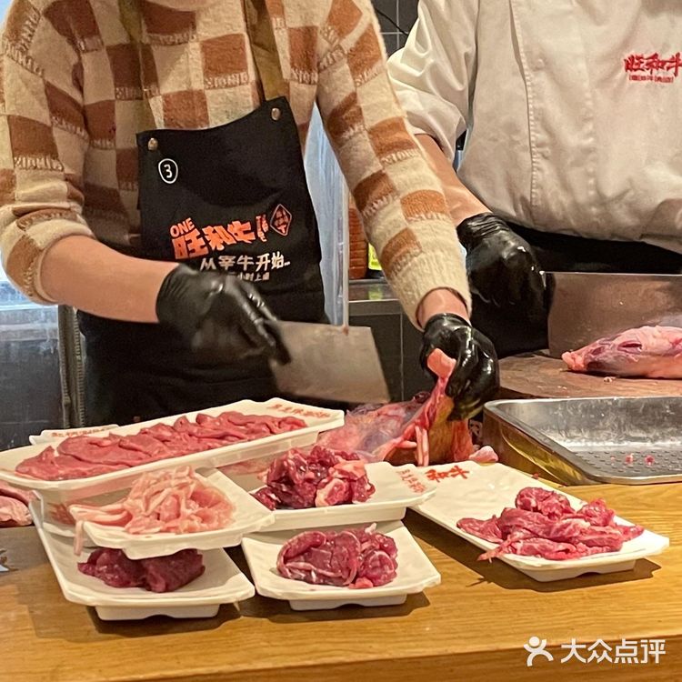 在广州的全牛宴潮汕牛肉火锅真的把人香迷糊～