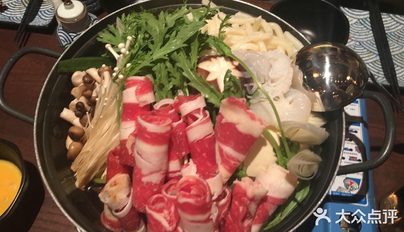 金枪鱼沙拉：很一般，胜在量还可以 什锦鸡肉烤串