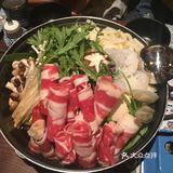 金枪鱼沙拉：很一般，胜在量还可以 什锦鸡肉烤串