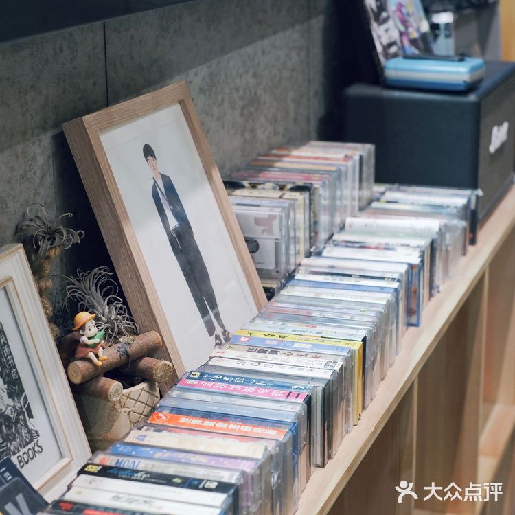 开在老城区里的二手书店 10元就可以把你爱的书带走