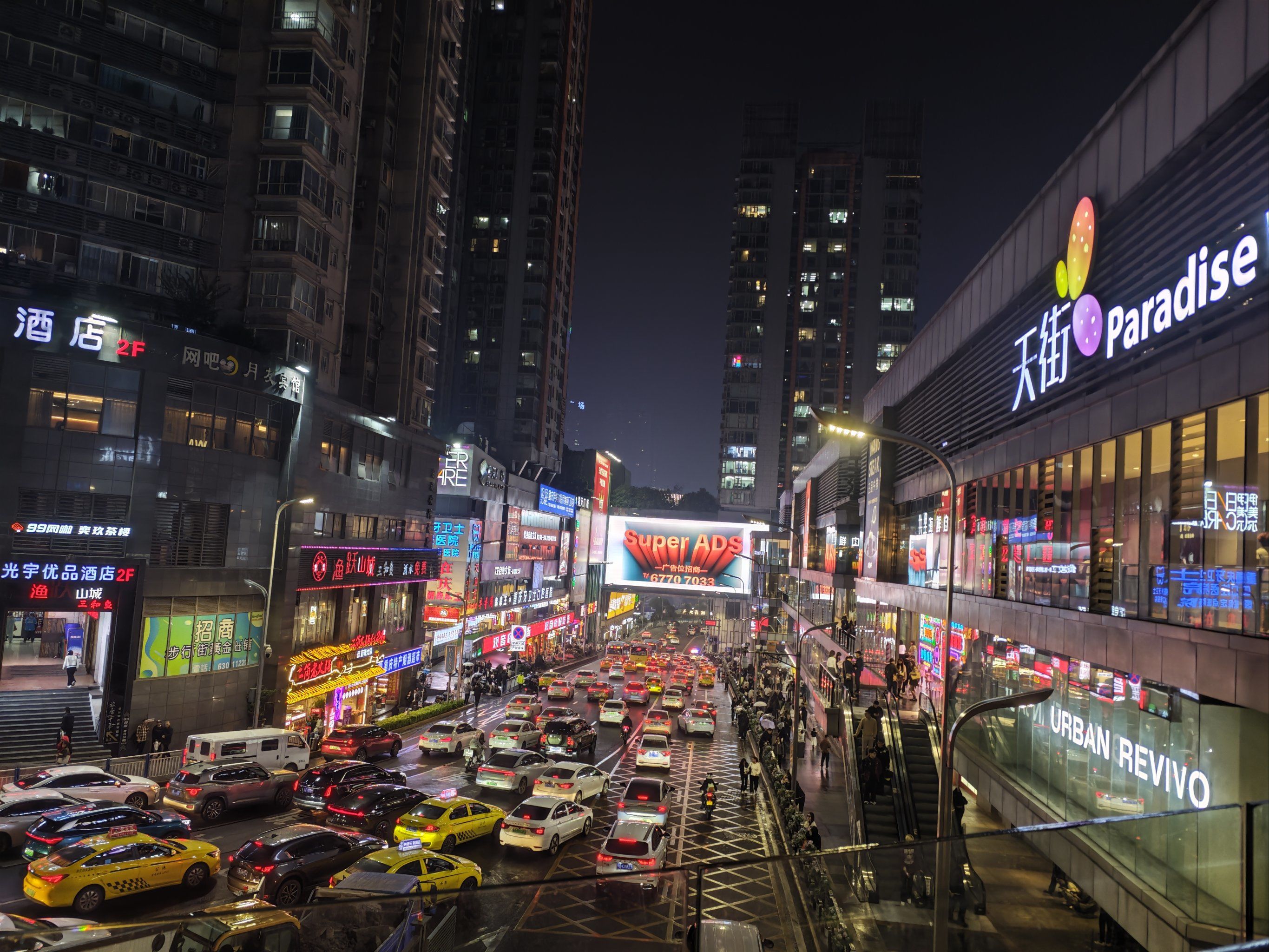 夜晚的繁华街头