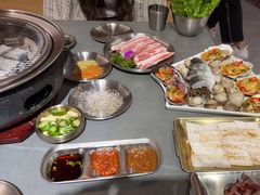 -围炉肉舍•炭烤活鳗•丹东海鲜烤肉(步行街店)