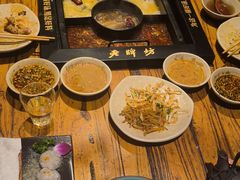 -老牌坊云南鱼豆花火锅(爱建店)