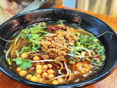 -爆炸头阿姨小四川正宗川味小吃(无任何分店)