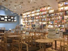 大堂-猫的天空之城概念书店(束河店)