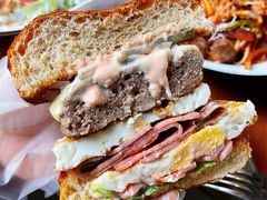 双蛋指椒牛肉汉堡-魏斯理汉堡(西安沣东吾悦店)