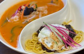 Fried Sauce Noodles with Seafood Combo