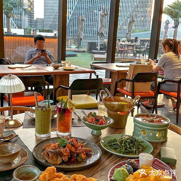 前滩太古里的这家泰国菜，氛围感太顶了 傍晚的前滩