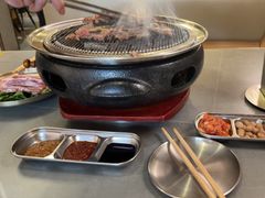 -围炉肉舍•炭烤活鳗•丹东海鲜烤肉(步行街店)