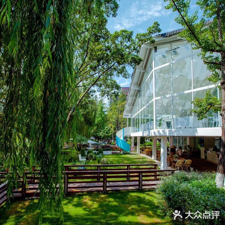 陪妈妈过节选地方吃饭，选了公园的一家花园餐厅